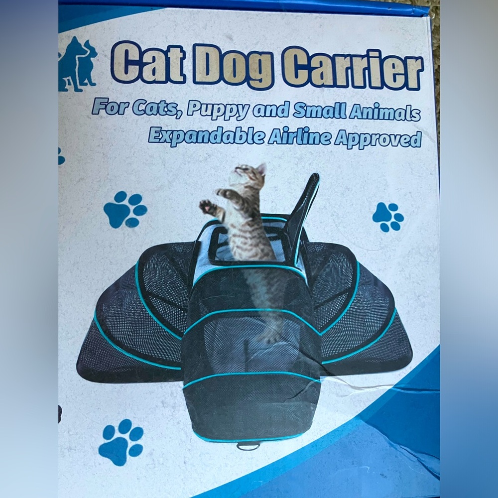 Expandable pet carrier for small cats/dogs